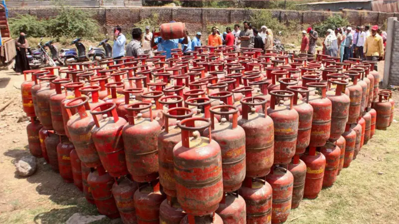 தமிழகத்தில் முதல்முறையாக.. கேஸ் சிலிண்டர் பதுக்கியவர்கள் மீது பாய்ந்தது குண்டர் சட்டம்..