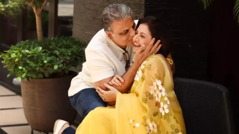 पीली साड़ी में भाग्यश्री की खूबसूरती निहारते रह गए 56 के हिमालय, बीवी का देसी लुक देख सरेआम कर दिया KISS