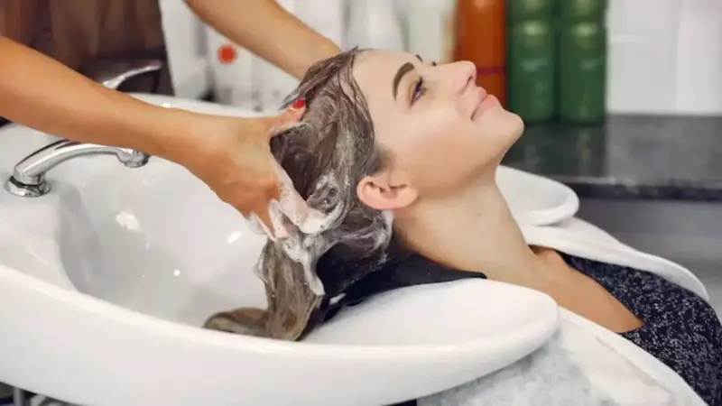 Should we wash our hair with shampoo after applying aloe vera gel? Know the expert's answer.