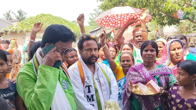 ফুলের সওগাত আর মিষ্টিমুখ: আঝাপুরে  প্রচারের শেষ লগ্নে ঘরের ছেলের মেজাজে ভূতনাথ মালিক