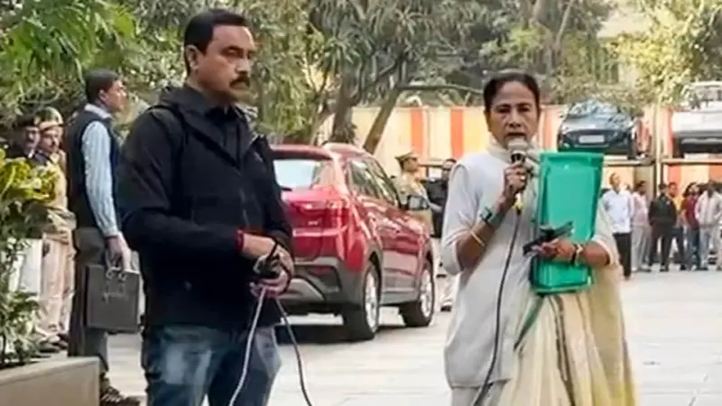 IPAC ED Probe Case: আইপ্যাকের প্রতীক জৈনকে ইডির হাত থেকে বাঁচাতে গিয়ে কি আরও ফাঁসিয়ে দিলেন মমতা?