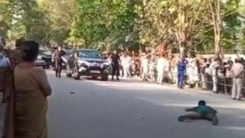 কনভয়ের সামনেই রাস্তায় শুয়ে মোদীকে নমস্কার, প্রশ্ন উঠছে নিরাপত্তা নিয়ে