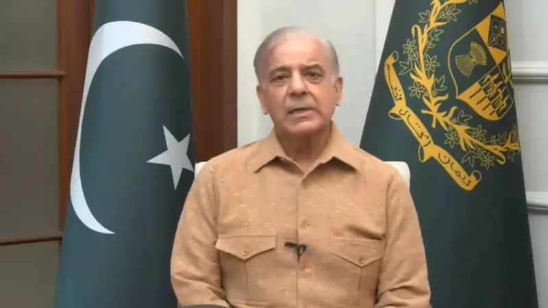 গৃহযুদ্ধের দোরগোড়ায় দাঁড়িয়ে দেশে দেশে অর্থ ভিক্ষা পাক প্রধানমন্ত্রী-সেনা প্রধানের