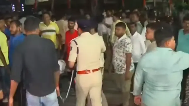 গণনার আগে বিধাননগরে স্ট্রংরুম ঘিরে রণক্ষেত্র! মাঝরাতে তৃণমূল-বিজেপি সংঘর্ষে উত্তপ্ত চত্বর