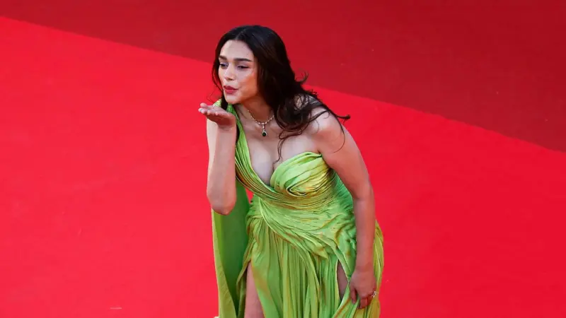 Who's Aditi Rao Hydari Blowing A Kiss At? | Dailyhunt