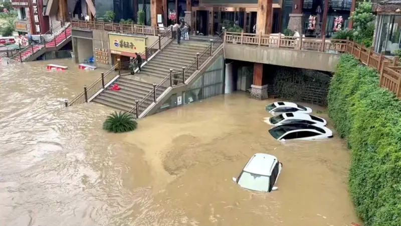 China Floods: భారత్‌లో ఎండలు.. చైనాలో వరదలు.. ముంచెత్తిన భారీ వర్షాలు