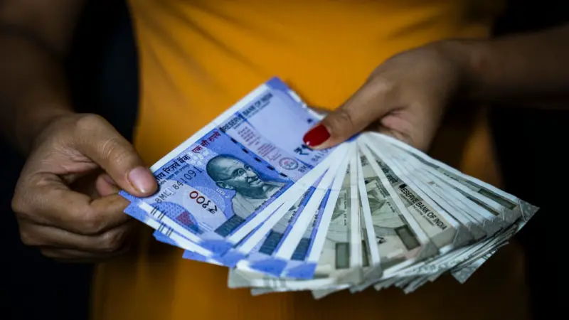 Money Horoscope in Bengali: আজ কোথাও থেকে ভালো খবর পেতে পারেন! দেখে নিন আজকের আর্থিক রাশিফল