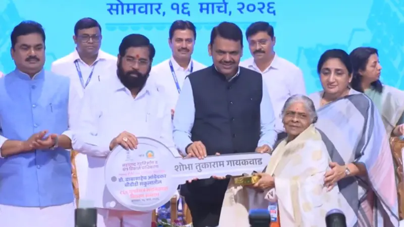 नायगांव बीडीडी चॉल का कायाकल्प, सीएम फडणवीस ने 864 परिवारों को सौंपी नए घरों की चाबियां