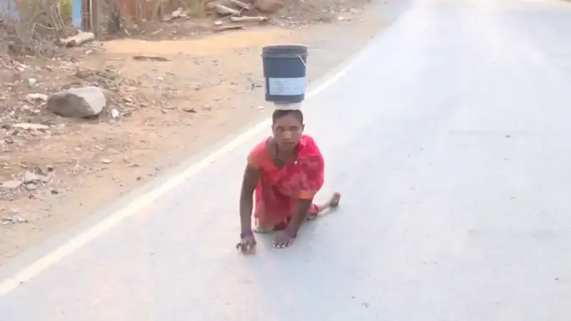 सड़क पर सिस्टम! सिर पर पानी की बाल्टी रखे सड़क पार करती दिखीं दिव्यांग महिला, सोशल मीडिया पर वीडियो वायरल
