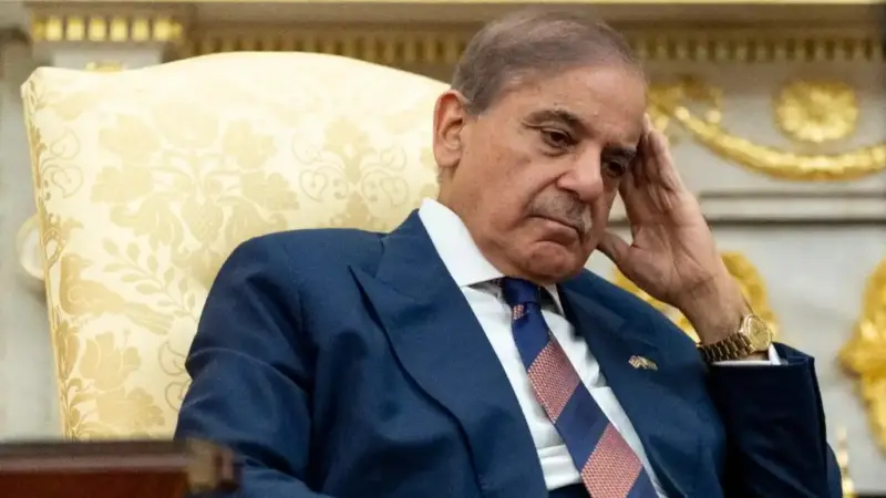 महंगाई की आग में झुलसते पाकिस्तान का यू-टर्न; भारी विरोध के बाद पेट्रोल किया सस्ता, 100 रुपये की अलग से सब्सिडी
