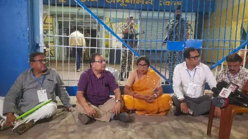 স্ট্রংরুমে 'নাটক' না নিয়মমাফিক কাজ? ব্যাখ্যা দিল কমিশন