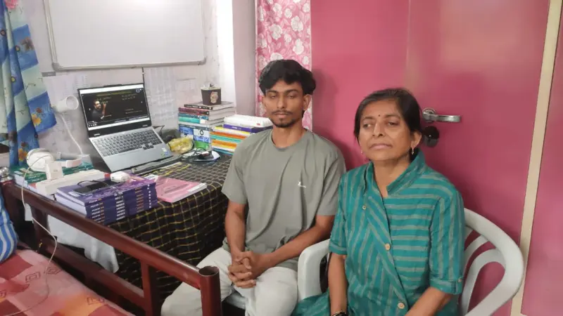 Joint Entrance Mains দারিদ্রের সঙ্গে যুদ্ধ করে সফল মালবাজারের রূপায়ণ