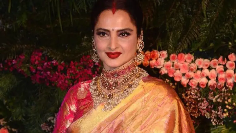 রেখার সিঁথিতে রহস্যময় সিঁদুর, এক অসম্পূর্ণ প্রেমের অমীমাংসিত আখ্যান