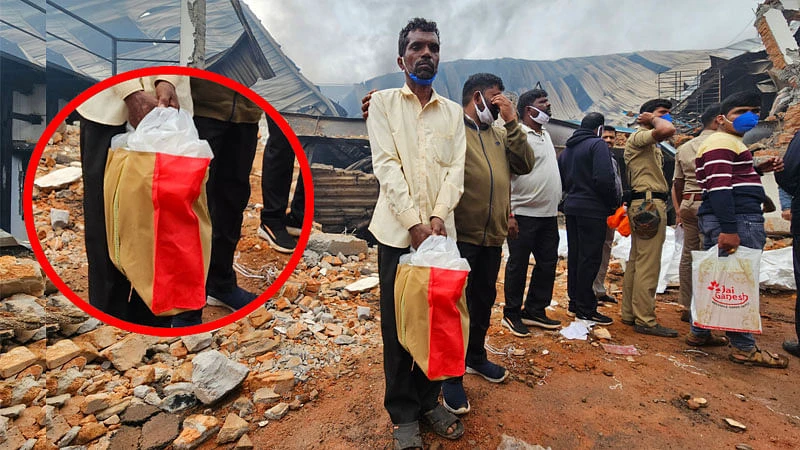 ಬೆಂಕಿ ಅವಘಡ: ಕಾರ್ಮಿಕನ ಶವವನ್ನು ಕೈಚೀಲದಲ್ಲಿ ಹಾಕಿ ಕೊಟ್ಟ ಜಿಲ್ಲಾಡಳಿತ