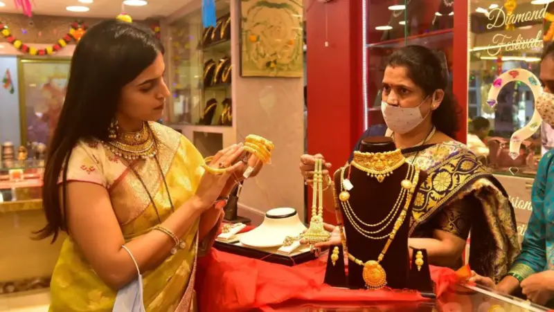 GOLD RATE: உச்சம் தொட்ட தங்கம். கதி கலங்கும் வாடிக்கையாளர்கள்!