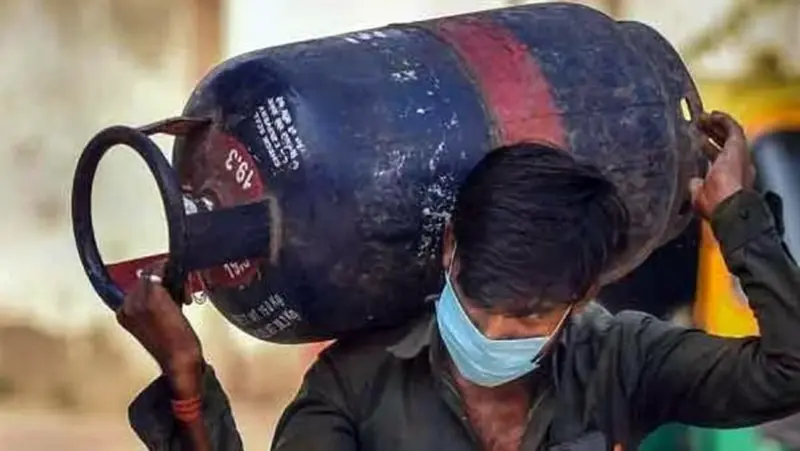 ஒரு சிலிண்டருக்கு ரூ.968 உயர்வு.. வணிக சிலிண்டரின் விலை இன்று முதல் ரூ.3237..! வீட்டு சிலிண்டர் விலை என்ன?