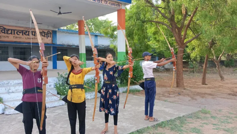 जिले के पांच विद्यालयों में बालक-बालिकांए सीख रहे तीरंदाजी