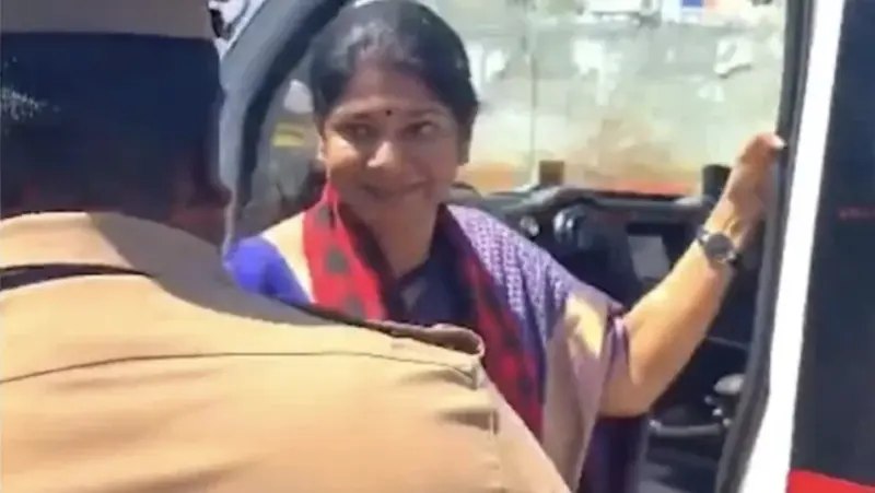 "கனிமொழி கார்ல என்ன இருக்கு?" மடக்கிப் பிடித்த பறக்கும் படை.. அதிரடி சோதனை..!!