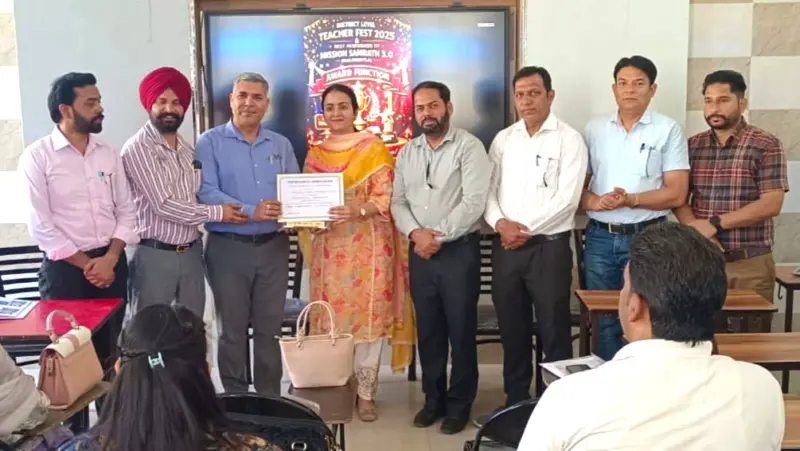 Malerkotla News: ਮਲੇਰਕੋਟਲਾ ਵਿਖੇ ਹੋਏ ਸਨਮਾਨ ਸਮਾਰੋਹ ਦੌਰਾਨ ਸ਼ਾਨਦਾਰ ਸੇਵਾਵਾਂ ਦੇਣ ਵਾਲੇ ਅਧਿਆਪਕਾਂ ਨੂੰ ਕੀਤਾ ਸਨਮਾਨਿਤ