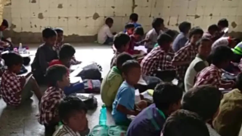 भरी थाली के सामने भूखा भारत: शिक्षा सुधार क्यों अटके हैं?