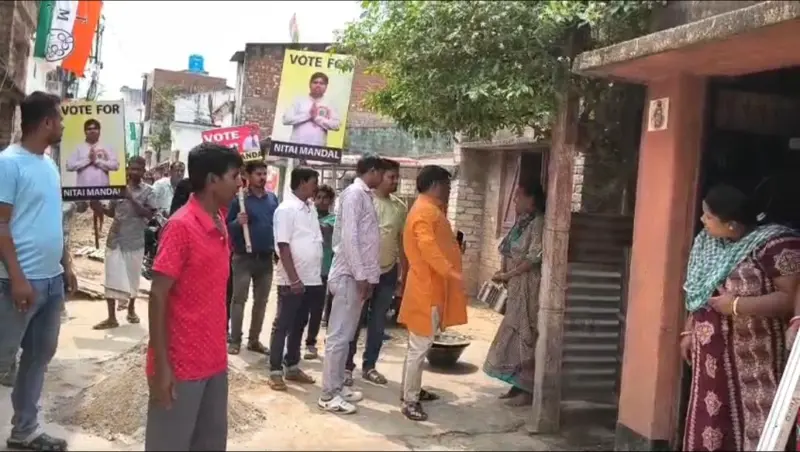 দরজায় দরজায় জনসংযোগে নির্দল প্রার্থী নিতাই মন্ডল।