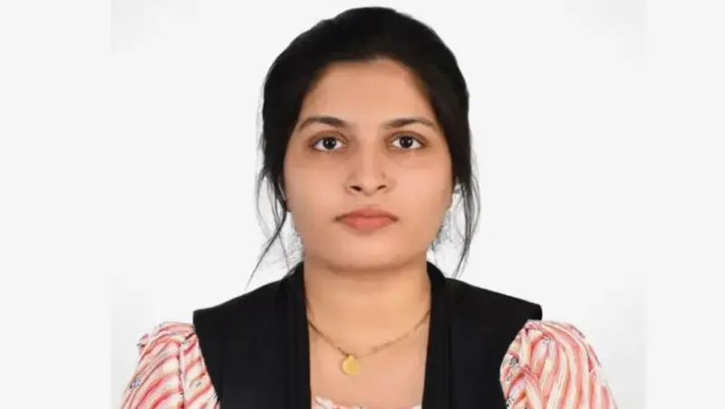 ലിഫ്റ്റ് ചോദിച്ച്‌ കയറിയ ബൈക്കില്‍ ലോറി ഇടിച്ച്‌ റോഡില്‍ തലടിയിച്ച്‌ വീണ് 23കാരിക്ക് ദാരുണാന്ത്യം