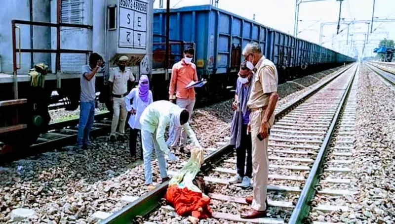 ایک شخص نے ایک اجنبی کے ساتھ ٹرین کے آگے چھلانگ لگا دی پولیس تفتیش کر رہی ہے