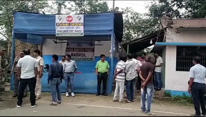 দুটি গাড়ি থেকে মিলল বিপুল টাকা, তদন্তে প্রশাসন।