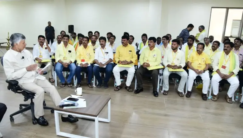 టీడీపీ కార్యకర్తలతో చంద్రబాబు 'కాఫీ కబుర్లు'