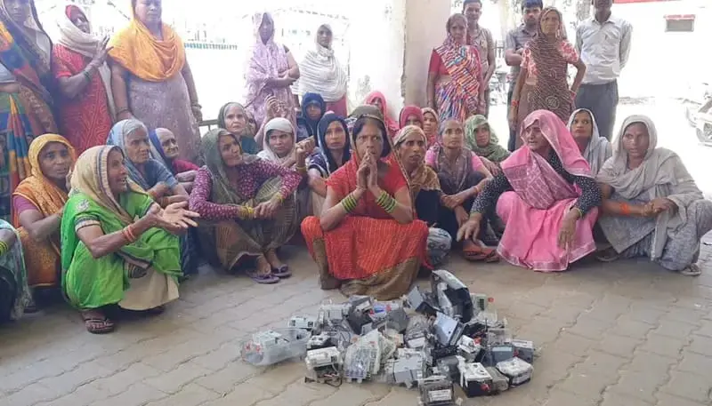 Hathras :  स्मार्ट मीटर को लेकर लोगों में आक्रोश, मीटरों को उखाड़कर बिजलीघर पहुंचे महिला-पुरुषों ने किया प्रदर्शन