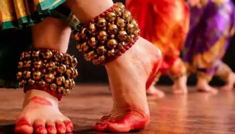 Which Uttar Pradesh district is known as 'Ghungroo City'?