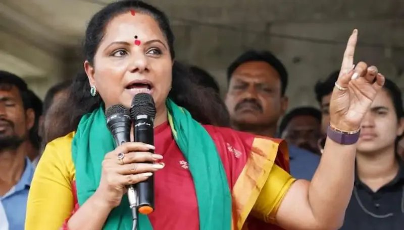 బండి భగీరథ్‌ దేశం దాటకూడదు: పోలీసులకు కవిత విజ్ఞప్తి