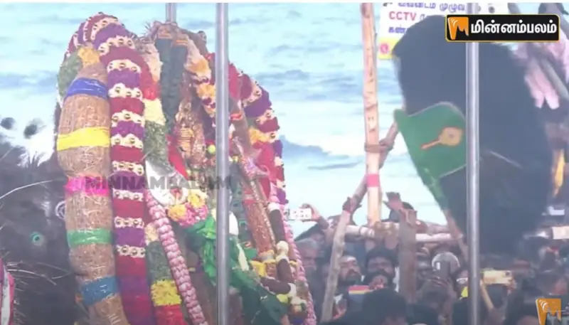 'வெற்றிவேல் முருகனுக்கு அரோகரா' - சூரனை வதம் செய்த முருகன்