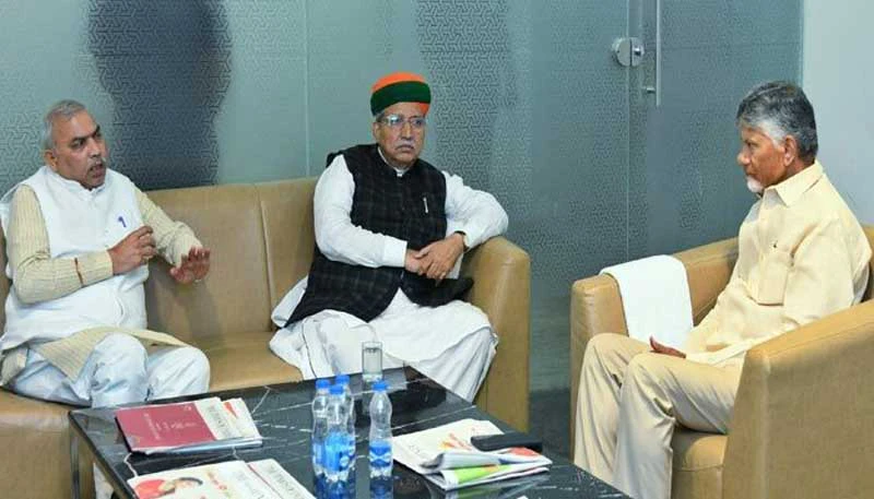 CBN : ఎయిర్పోర్టులో కేంద్ర మంత్రితో చంద్రబాబు భేటీ