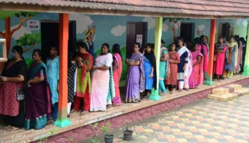 மக்களவைத் தேர்தல் : 9 மணி வரை 12.55% வாக்குப்பதிவு!