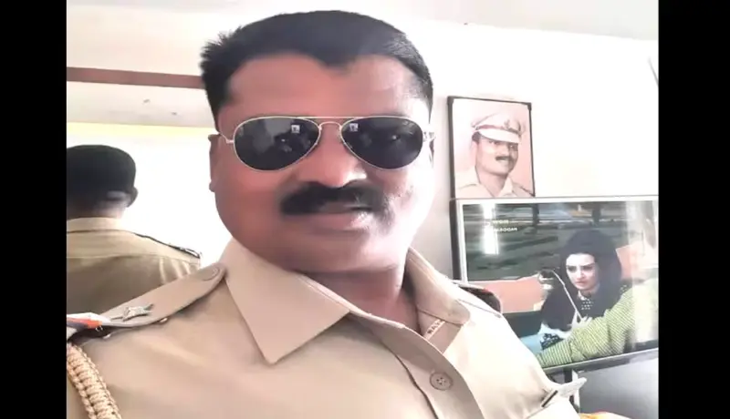 पोलिसकाकाची घराच्या अंगणात स्वतःवर गोळी झाडून आत्महत्या.