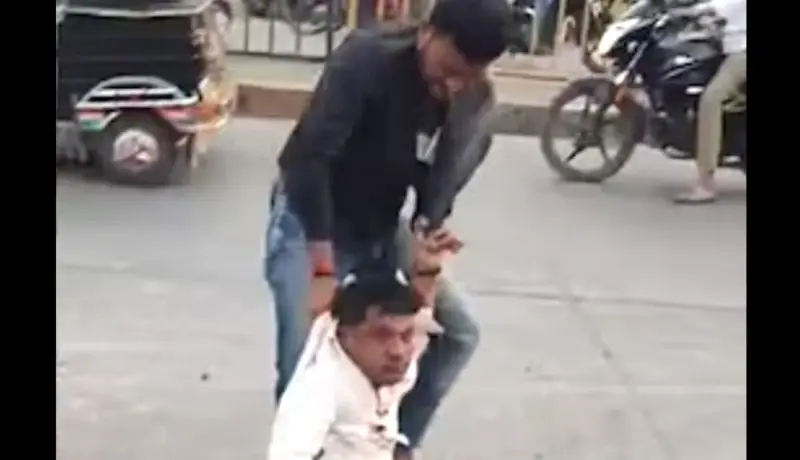 आमदाराच्या पीएला रस्त्यावर खेचत केली बेदम मारहाण; कारण.