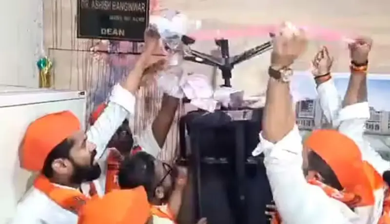 शिक्षणाच्या माहेरघरात लाच घेताना डीनला पकडले रंगेहात अन्.