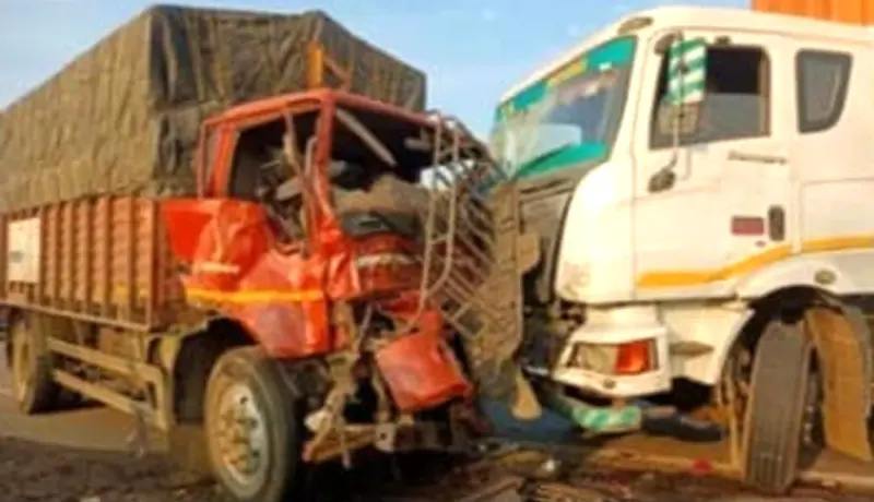 पुणे-नाशिक विचित्र अपघातात तीन जणांचा होरपळून मृत्यू.