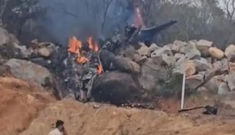 Video: भारतीय हवाई दलाचे एअरक्राफ्ट कोसळले, दोन पायलटचा मृत्यू.