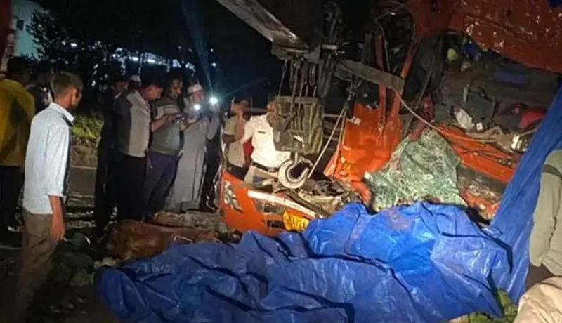 पुणे-बंगळुरू महामार्गावर भीषण अपघात, तीन ठार.