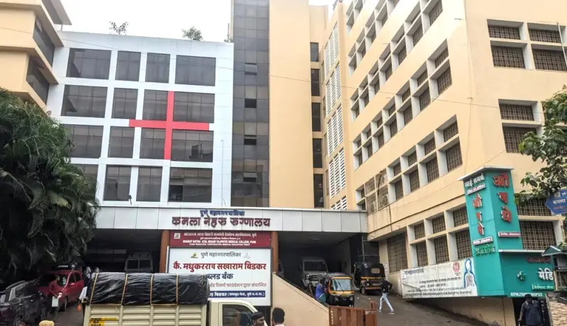 कमला नेहरू रुग्णालयात पत्रकाराच्या वाहनाची जाणीवपूर्वक तोडफोड.