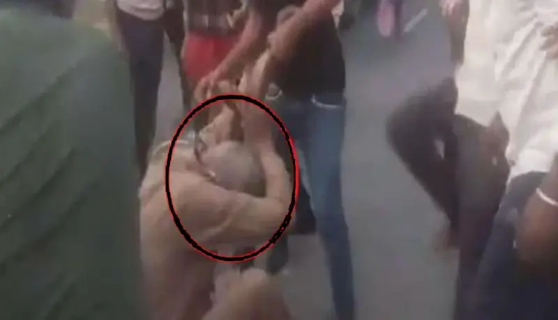 Video: आंदोलन थांबवायला गेलेल्या पोलिस अधिकाऱ्याला बेदम मारहाण.