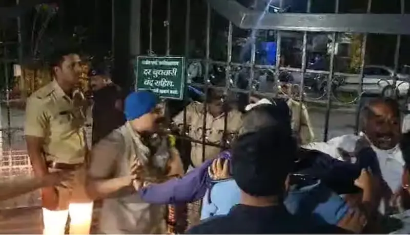 पुणे शहरात तोतया पोलिसाकडून पोलिस कर्मचाऱ्याला धक्काबुक्की.