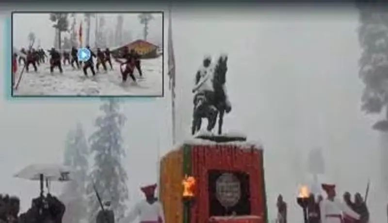 Video: हिमवर्षावात छत्रपती शिवाजी महाराजांना जवानांकडू अनोखी मानवंदना!