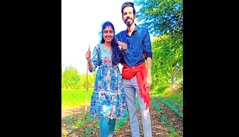 नवविवाहीत महिला सेल्फी घेताना 2000 फूट दरीत कोसळली.