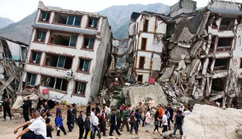 नेपाळमधील विनाशकारी भूकंपात अनेकांचा बळी.