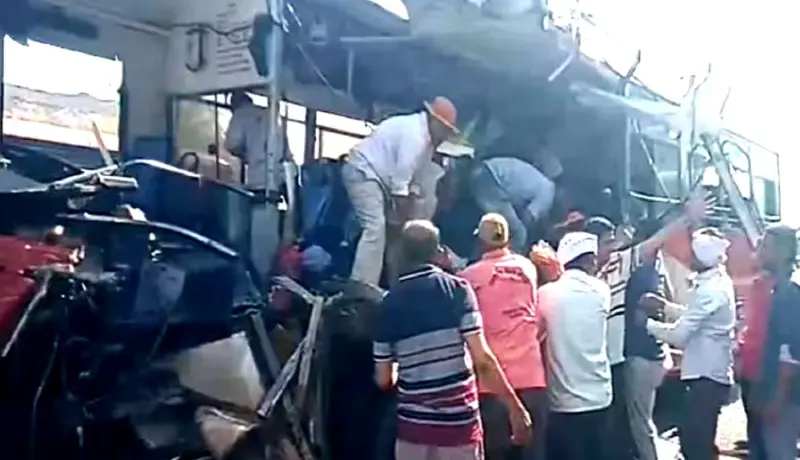 नाशिकमध्ये एसटी आणि ट्रकचा भीषण अपघात, 5 प्रवाशांचा जागीच मृत्यू.