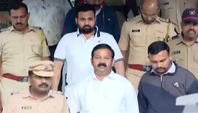 महाराष्ट्र हादरला! पोलिस ठाण्यात शिंदे गटाच्या नगरसेवकावर भाजप आमदाराकडून गोळीबार.