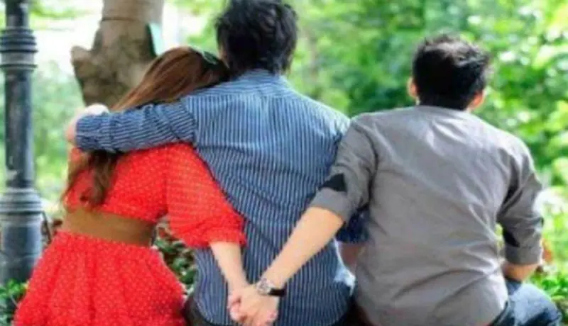 त्रिकोणी प्रेमकथा! मुलीचे एकाच वेळी दोघांशी प्रेमसंबध अन् पुढे.